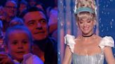 Filha de Katy Perry fica encantada com transformação da cantora em Cinderela no American Idol. Veja!