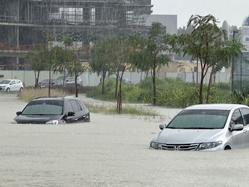 Inundaciones en Dubai luego que cayera el equivalente a un año de lluvia