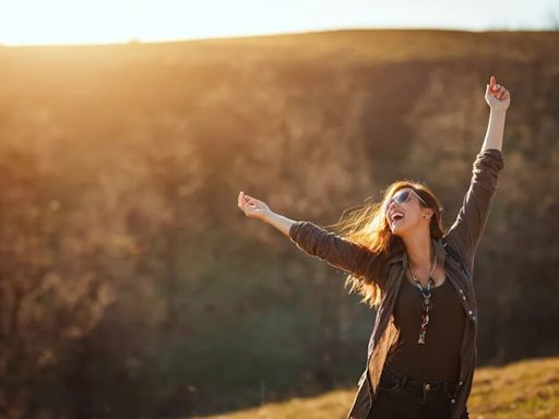 La edad de una persona es fundamental para determinar su nivel general de felicidad, según una investigación