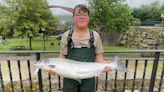 Pescar salmones, también cosa de niños: así capturó este asturiano de 14 años su primer gran pez