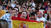 Casi medio millar de cartageneros disfrutan del triunfo de España ante Francia en la Plaza San Francisco
