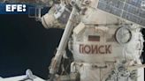 Los cosmonautas rusos inician una caminata espacial para instalar equipos en los módulos Póisk y Naúka