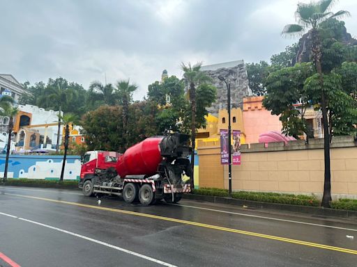 快訊/義大世界外驚悚車禍！女騎士遭水泥車猛撞一度OHCA 送醫搶救後幸無礙