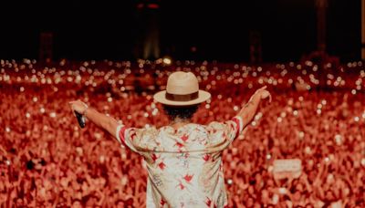 Bruno Mars “da remojo” al nuevo Estadio GNP con gran show