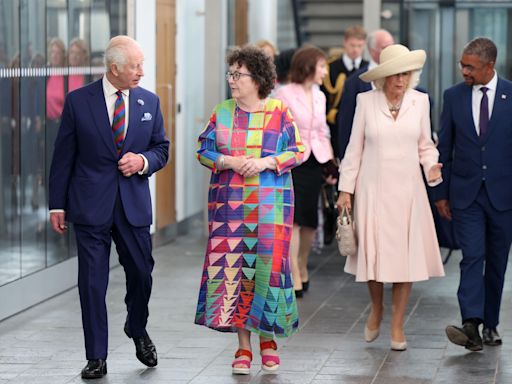 King speaks Welsh on Senedd's 25th birthday