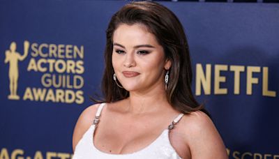 Selena Gomez taille de guêpe et décolleté pigeonnant dans une robe noire cintrée à Cannes