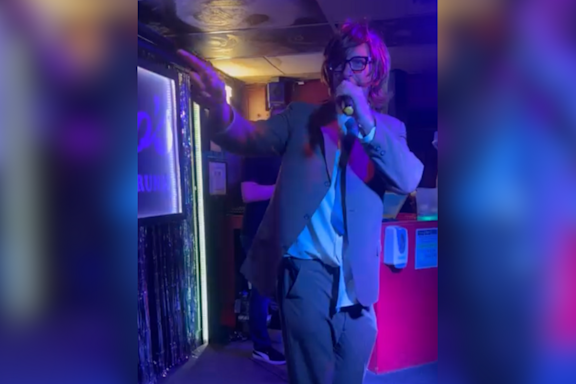 Chris Martin Puts On Disguise, Heads To Dive Bar, And Sings Killer Karaoke