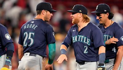 Mariners roll to decisive win over Red Sox