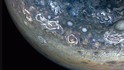 La nave Juno de la NASA captura las "coloridas y caóticas" nubes de Júpiter