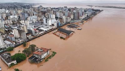 Vídeo. Guaíba avança sobre Centro de Porto Alegre e inunda ruas