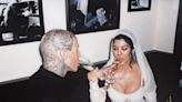 Kourtney Kardashian comemora dois anos do casamento no civil com Travis Barker; fotos inéditas