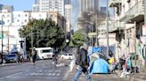 Los Ángeles desafía la orden de Newsom de desalojar los campamentos de personas sin hogar