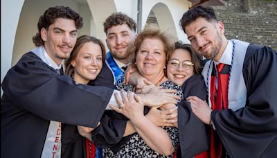Quintuplets graduate from the same New Jersey college