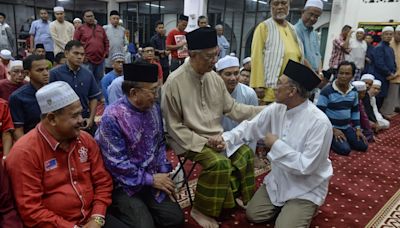 Citing current political climate and public well-being, Anwar and Muhyiddin agree to drop defamation suits against each other