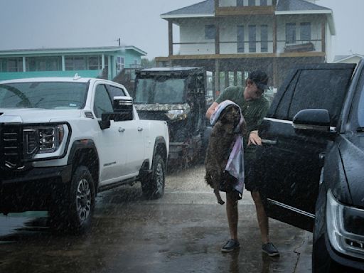 Beryl recupera la fuerza de huracán en su avance hacia la costa de Texas