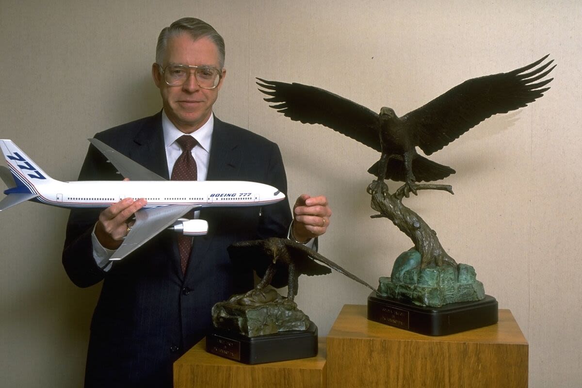 Frank Shrontz, Boeing CEO During Era of Innovation, Dies at 92