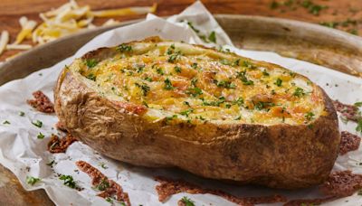 I'm A Chef ― Here's How To Make Baked Potatoes Taste Like Garlic Bread