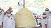 Oaxaca rompe récord Guiness con el quesillo más grande del mundo