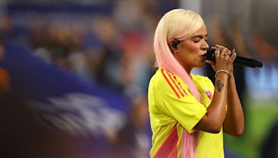 “Canta horrible”, destrozan a Karol G tras interpretar el himno de Colombia