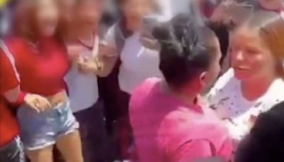 VIDEO: Mamás 'se rifan un tiro' afuera de secundaria 'a puño limpio'