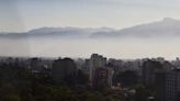 Una capa de esmog cubrió la zona oeste de la ciudad al atardecer