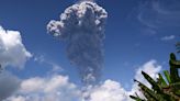 El volcán Ibu vuelve a entrar en erupción y lanza una gran columna de humo en Indonesia