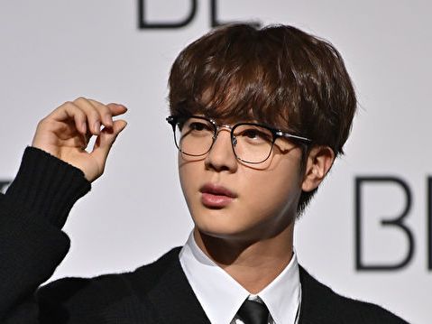 BTS Jin擁抱會應徵資格引爭議 經紀公司道歉