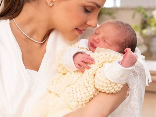 Carol Celico encanta com sequência de fotos com recém-nascido