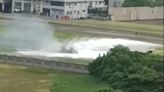 快訊／海軍S-70C墜毀最新畫面！直升機墜地起火…消防急噴泡沫強壓黑煙