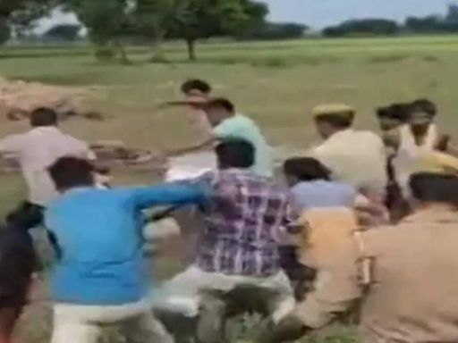 Uttar Pradesh: Villagers thrash revenue officers in front of police in Farrukhabad | Kanpur News - Times of India