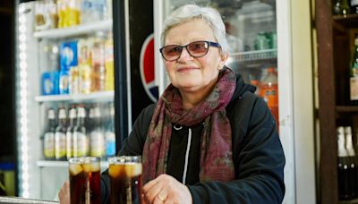 “Todos los gauchos me llaman mamá”: la mujer de 61 años que atiende un almacén centenario en un pueblo de 11 habitantes