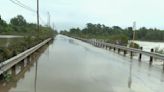 Así se encuentra el puente para cruzar al vecindario Rio Villa tras las históricas inundaciones