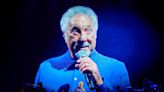 Tom Jones, a los 83 años en el Movistar Arena: Un hombre decidido a no parar nunca