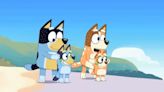 El capítulo completo de Bluey en la playa con su familia de vacaciones