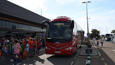 Caluroso recibimiento de 'La Roja' en Badajoz