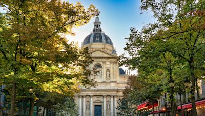 París de lujo: las elegantes locaciones parisinas de la nueva serie de moda “The New Look” que recorren los turistas