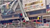 銅鑼灣大廈外牆帆布廣告鬆脫 消防架起雲梯移除