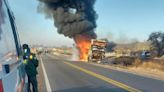 Tras el incendio de un ómnibus en el peaje de Trancas, habilitan el tránsito en la ruta 9