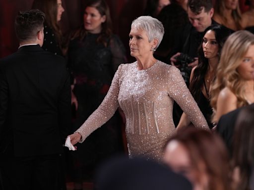 Jamie Lee Curtis celebra por lo alto su primer Emmy por su participación en 'The Bear'