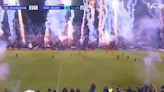 La impactante explosión de fuegos artificiales en un partido del ascenso argentino que dio la vuelta al mundo