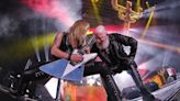 El amable gesto de una espectadora en el concierto de Judas Priest en Pamplona