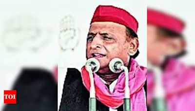 SP Chief Akhilesh Yadav Mocks Smriti Irani as 'Cylinder People' Surrender in Amethi | Lucknow News - Times of India