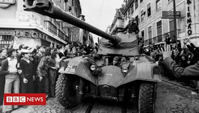 Revolução dos Cravos: 25 de abril de 1974, o dia em que os militares deram um golpe para entregar a democracia ao povo português
