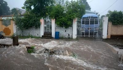 UK Foreign Office issues 'airports shut' travel warning as Hurricane Beryl shuts down flights