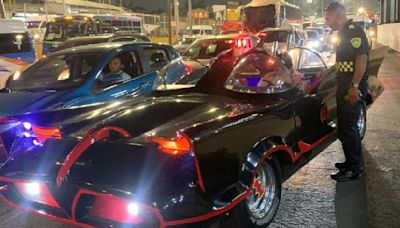 ¡Santa infracción! Multan a Batman por invadir carril de Metrobús con su batimóvil