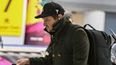 Jeremy Renner, el verdadero “hombre nuclear”: el particular dispositivo con el que fue visto en su llegada al aeropuerto de Nueva York