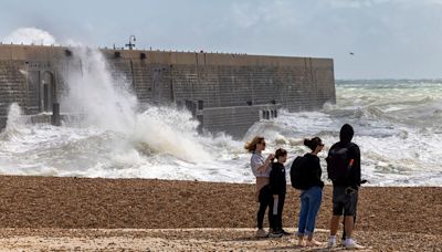 Horror maps show 'summer's end' of chaos with 60mph winds battering Britain