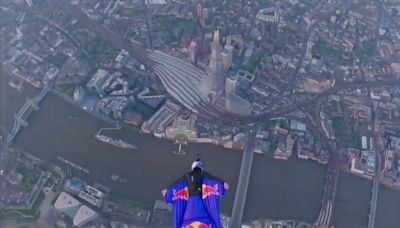 Espectacular e histórico vuelo con trajes de alas sobre el 'Tower Bridge' de Londres