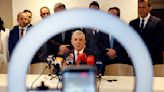 Fiscalía colombiana acusa formalmente al expresidente Álvaro Uribe por tres delitos