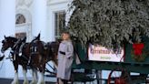 Melania Trump defiende polémicos comentarios sobre la Navidad y promociona línea de adornos festivos de $45